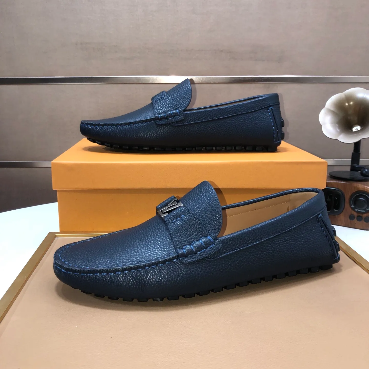 Men's men's shoes 💰420💰 [LV Doudou shoes] (water-dyed cowhide lining) new model is on the market, available on the official website. The new Doudou shoes are processed into single-color materials, and the uppers are made of imported cowhide material. The body of the shoe is fully hemmed with mark thread, and is lined with imported original cowhide leather. The elegant shoe shape is super suitable for all-matching, and the size is 38-44.